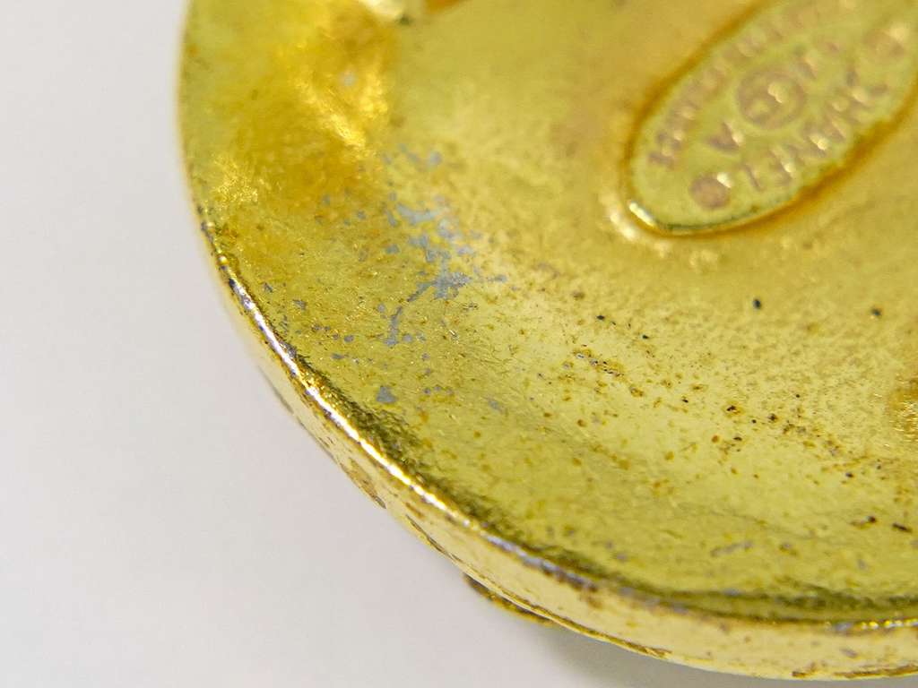 Chanel Vintage CC Round Clip-On Earrings Gold Good condition - Model View