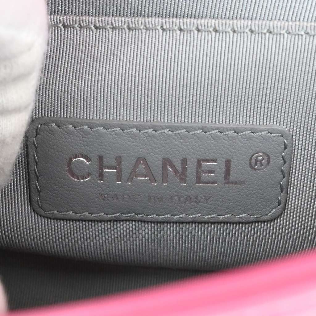 Chanel Boy Flap Bag Pink Leather Good condition - Model View