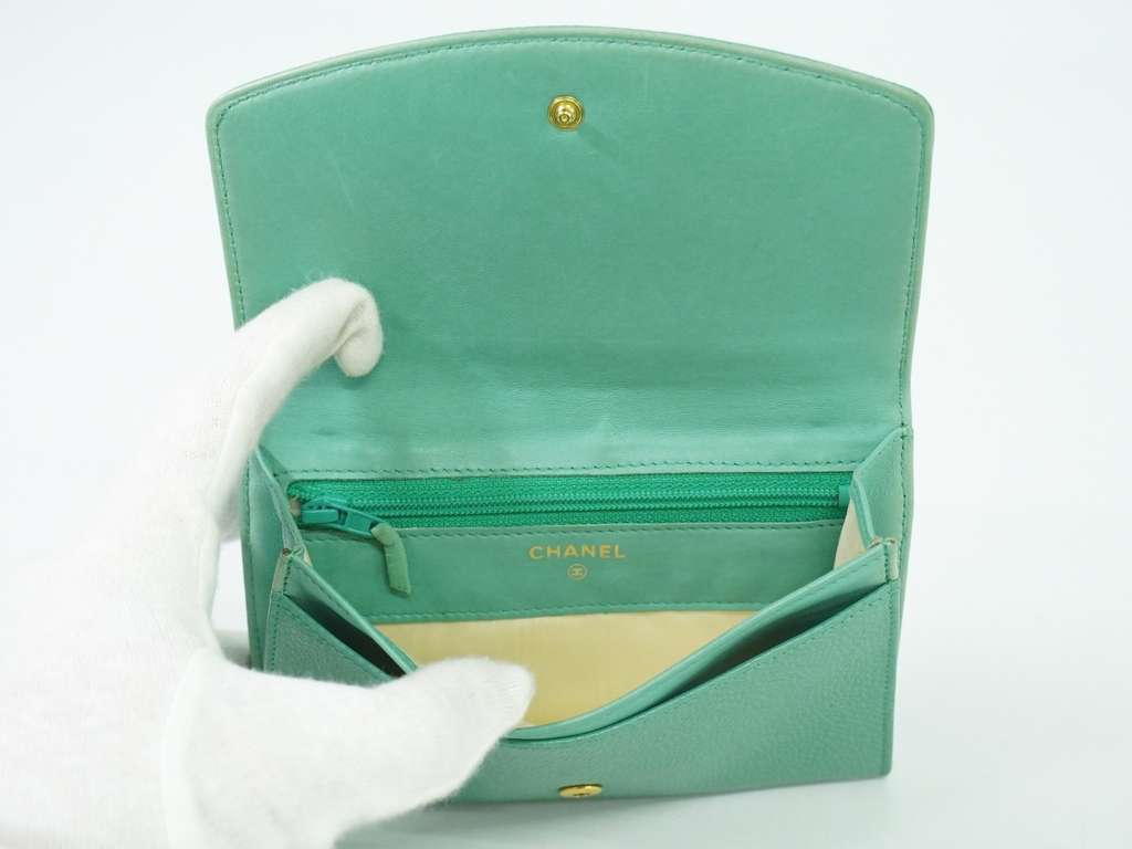 Chanel CC Compact Wallet Green Leather Good condition - Model View