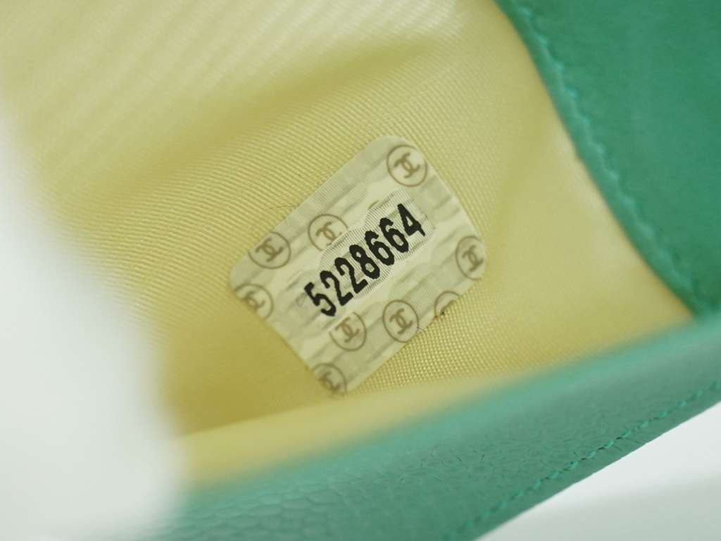 Chanel CC Compact Wallet Green Leather Good condition - Box View