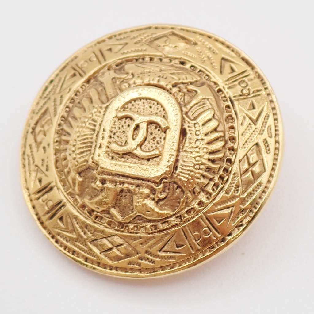 Chanel Vintage CC Crest Round Clip-On Earrings Gold Good condition - Model View