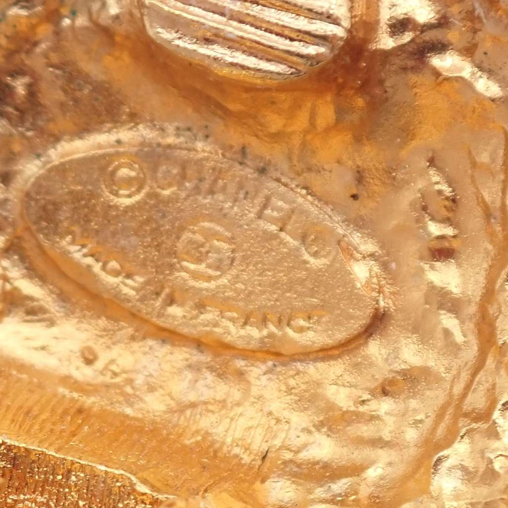 Chanel Vintage CC Crest Round Clip-On Earrings Gold Good condition - Box View