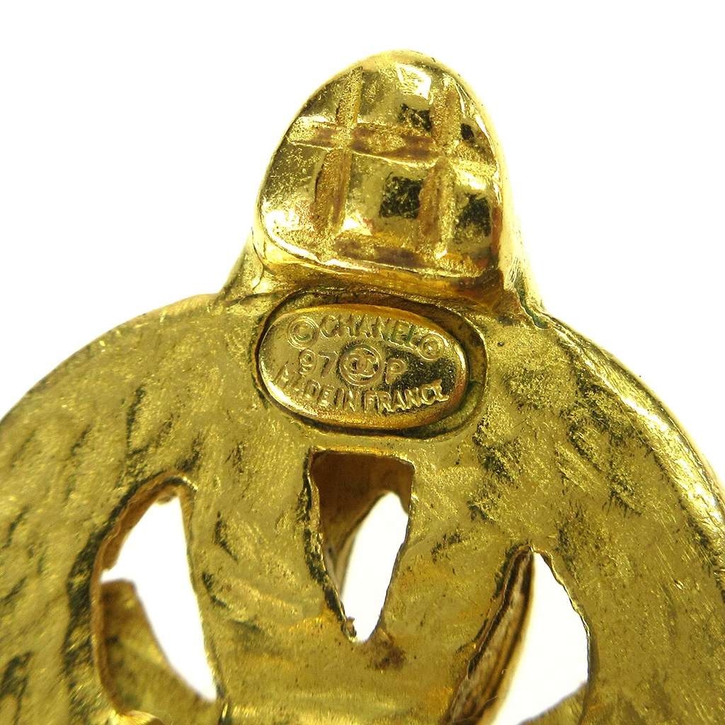 Chanel Vintage CC Heart Clip-On Earrings Gold Good condition - Model View