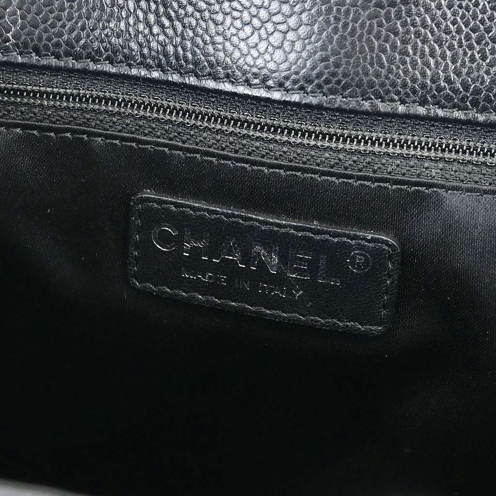 Chanel Petite Shopping Tote Black Leather Good condition - Model View