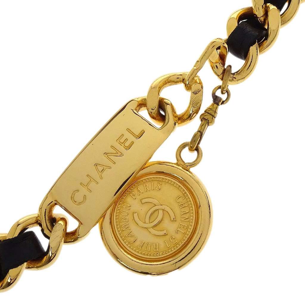 Chanel CC Medallion Chain Belt Gold Good condition - Model View