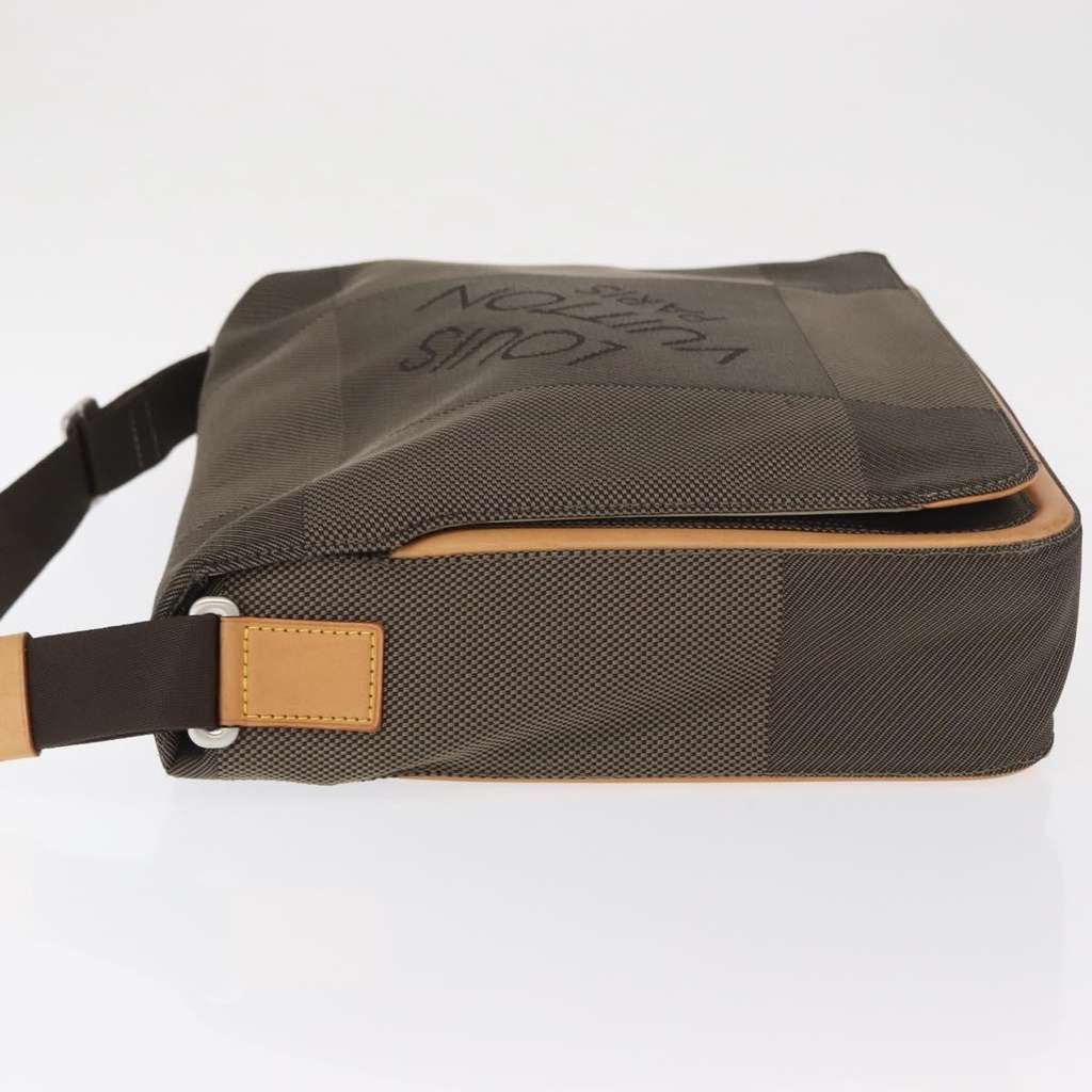 Louis Vuitton Terre Messenger Bag Brown Canvas Good condition - Model View