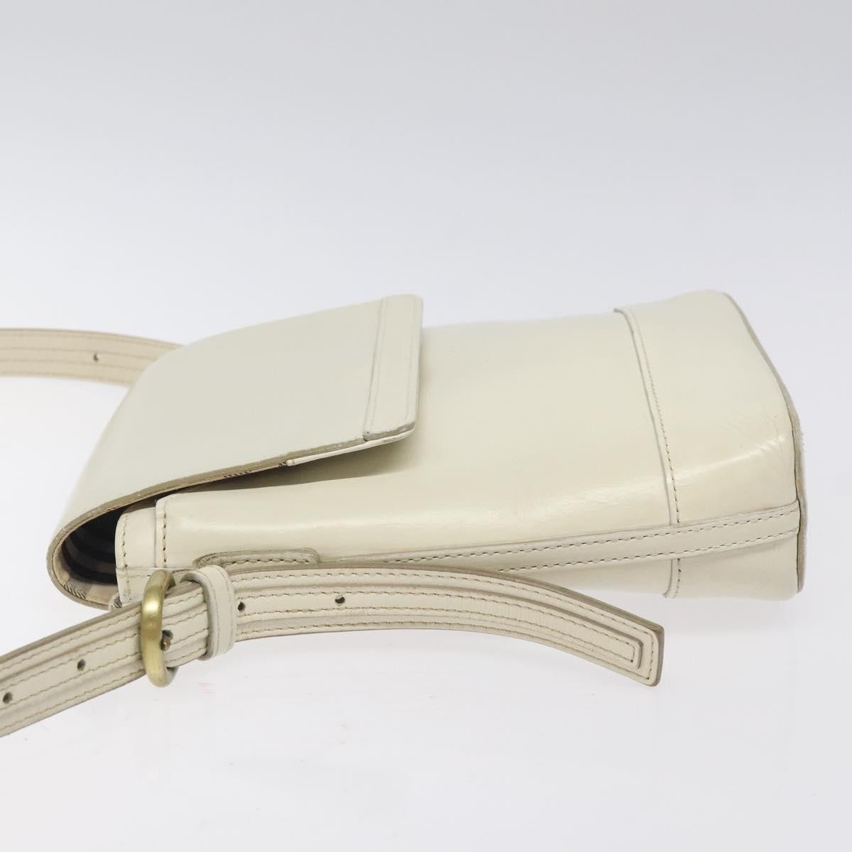 Burberry Flap Shoulder Bag White Leather Good condition - Model View