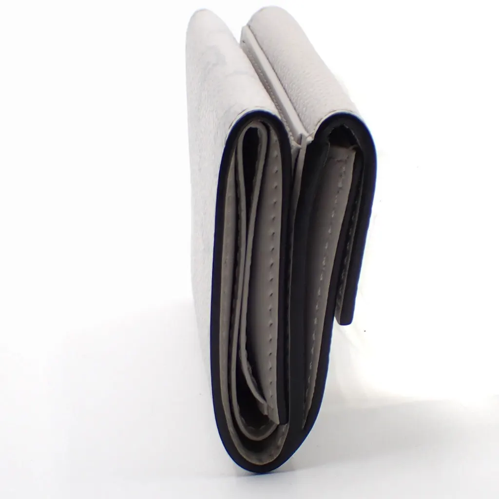Louis Vuitton Discovery Wallet White Canvas Good - Model View
