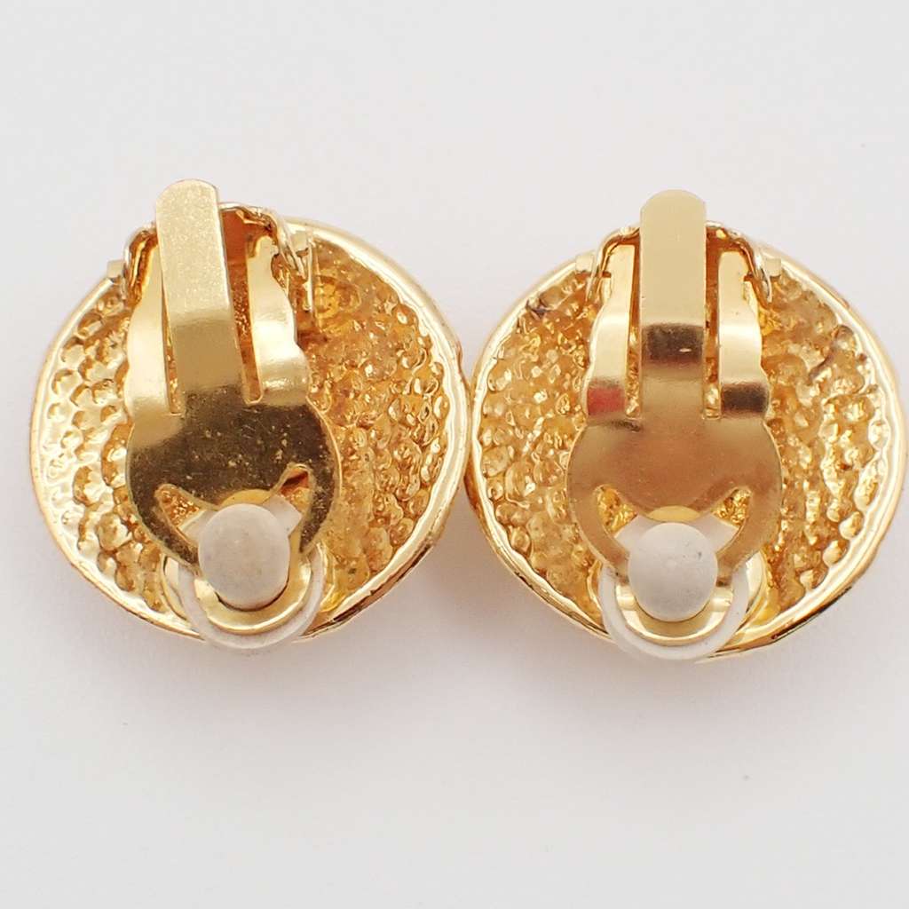 Chanel CC Round Earrings Gold Good condition - Model View