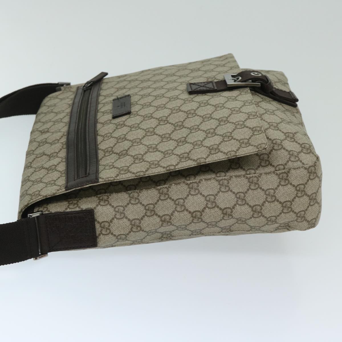 Gucci GG Supreme Messenger Bag Beige Canvas Good condition - Model View
