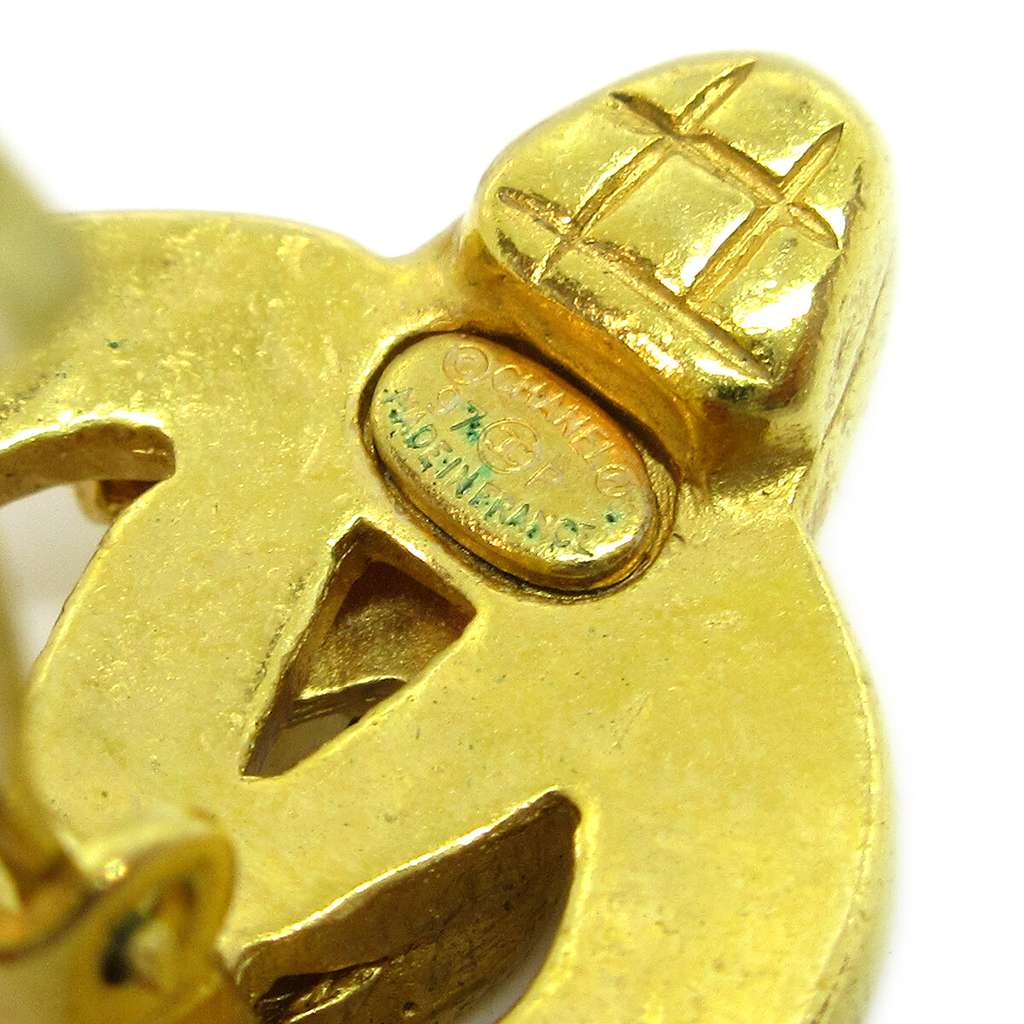 Chanel CC logo heart Gold Good condition - Model View