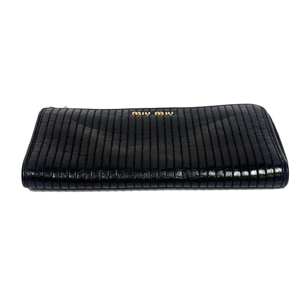 Miu Miu Matelasse Wallet Black Leather Good condition - Model View