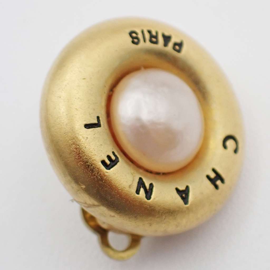 Chanel Vintage Round Clip-On Earrings Gold Good condition - Model View