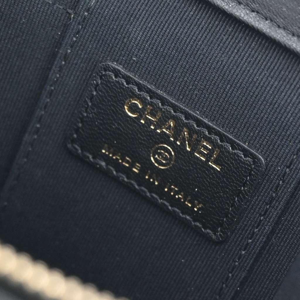 Chanel Vanity Case with Pearl Chain Black Leather Good condition - Model View