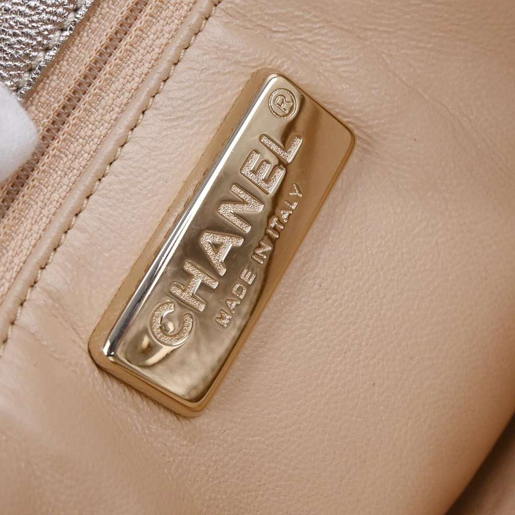 Chanel Luxe Ligne Zipped Tote Gold Leather Good condition - Model View