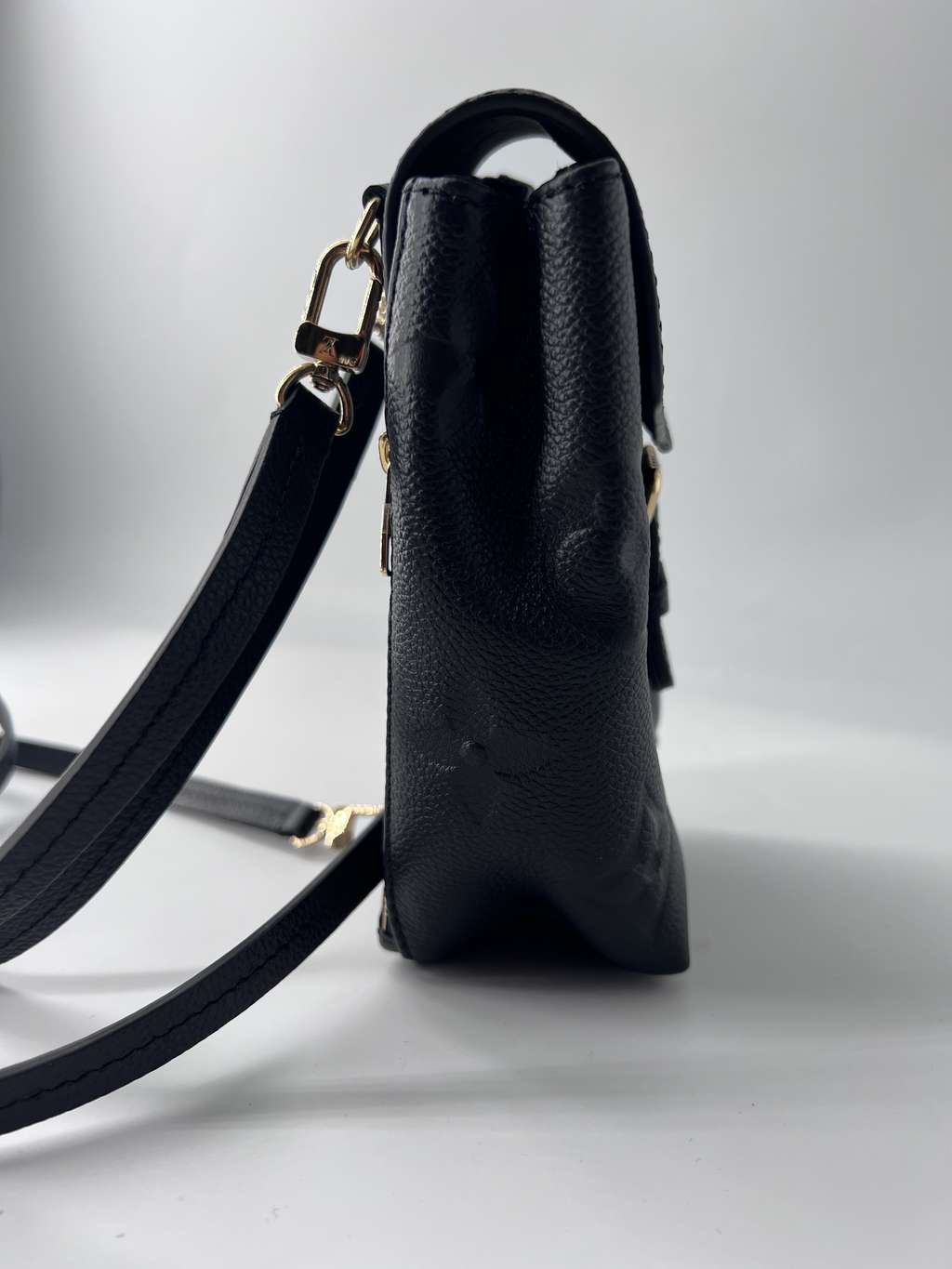 Louis Vuitton Tiny Backpack Black Leather Good condition - Model View