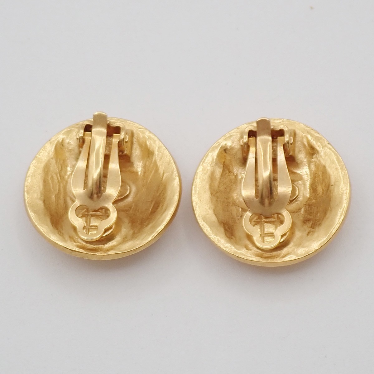 Chanel Vintage CC Round Button Clip-On Earrings Gold Good condition - Back View