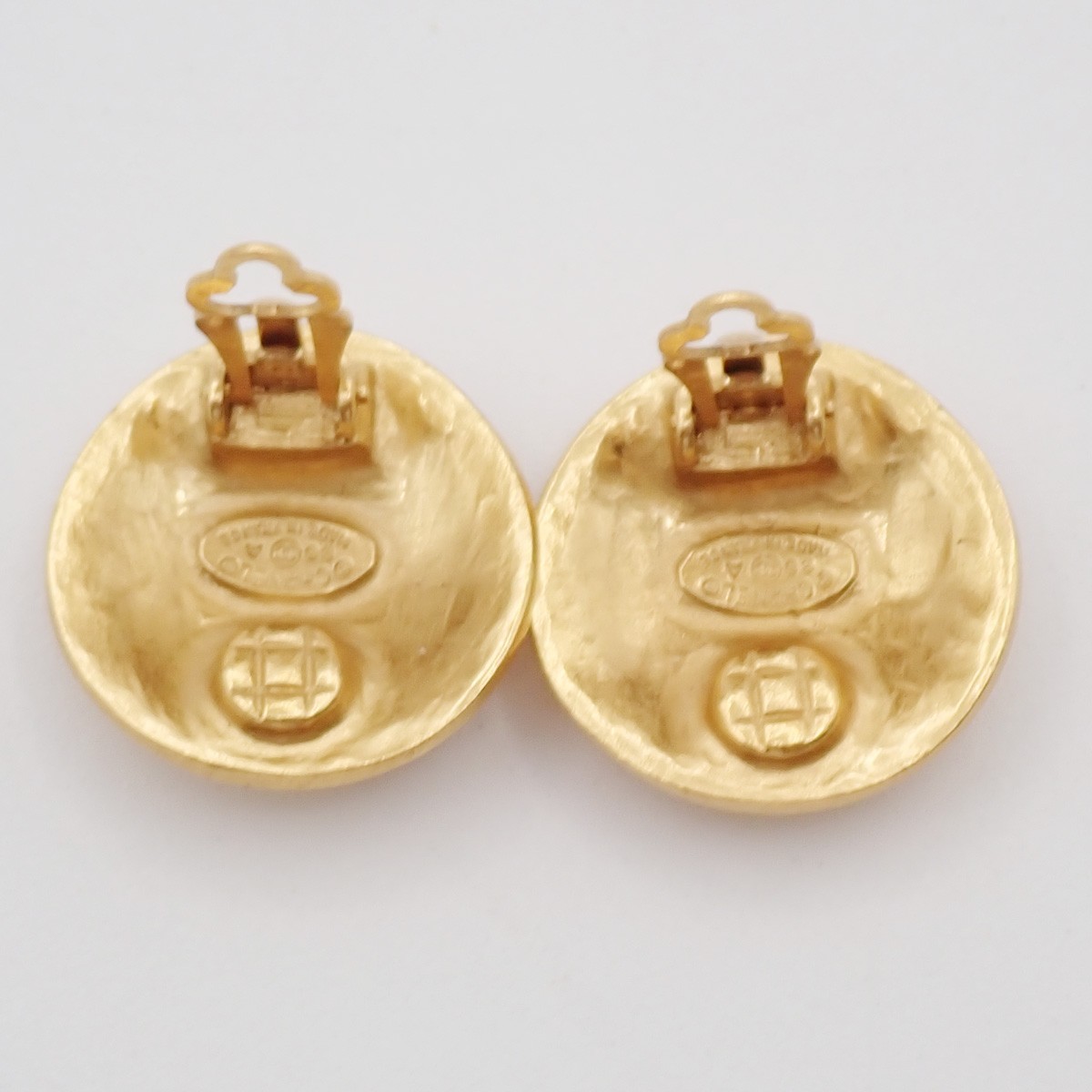 Chanel Vintage CC Round Button Clip-On Earrings Gold Good condition - Inside View