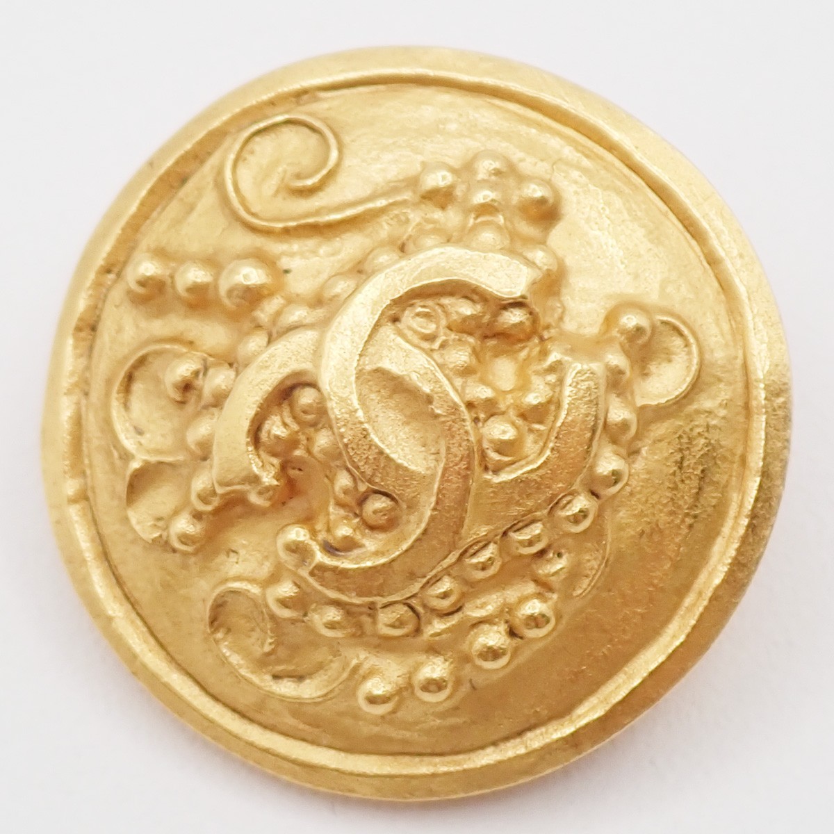 Chanel Vintage CC Round Button Clip-On Earrings Gold Good condition - Model View