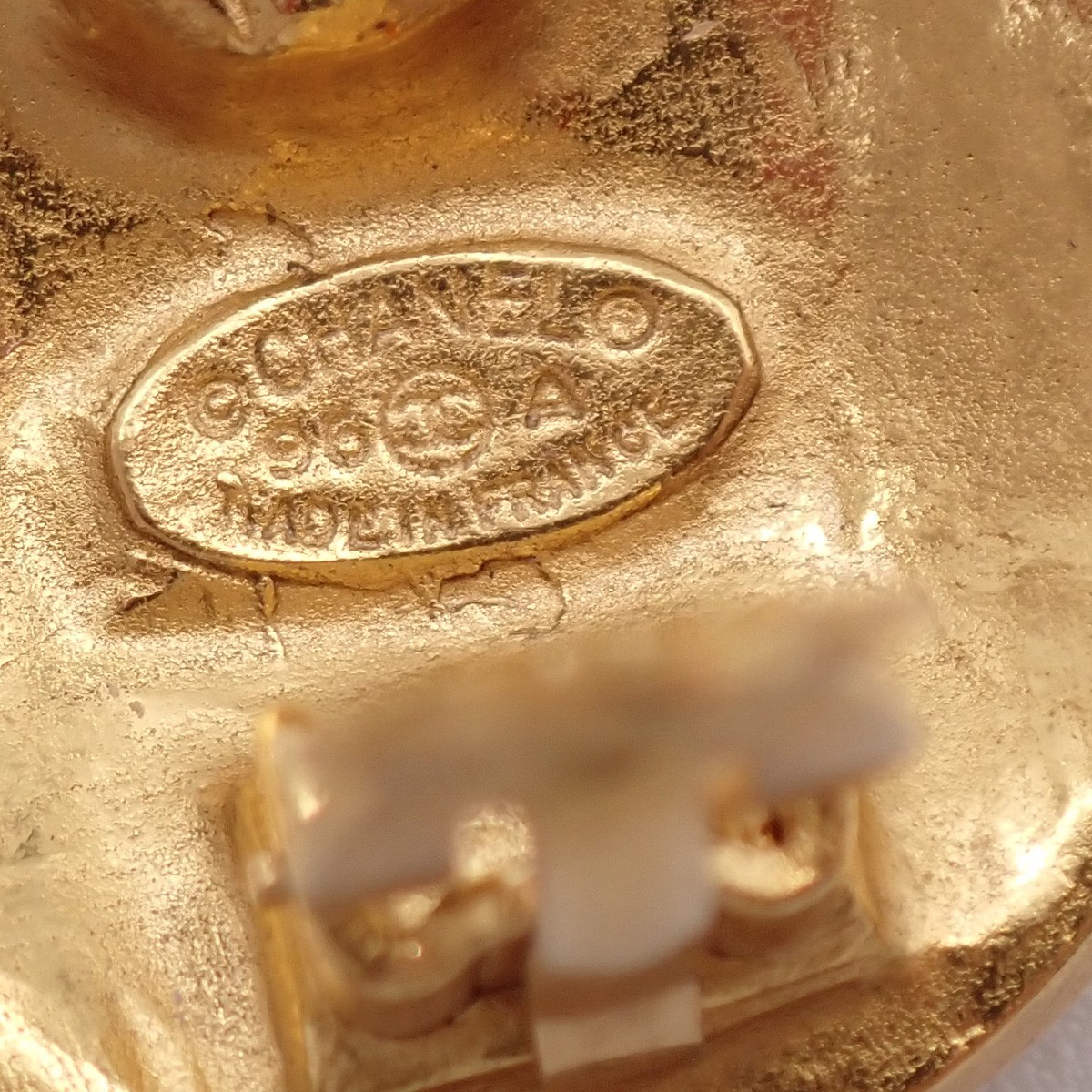 Chanel Vintage CC Round Button Clip-On Earrings Gold Good condition - Box View