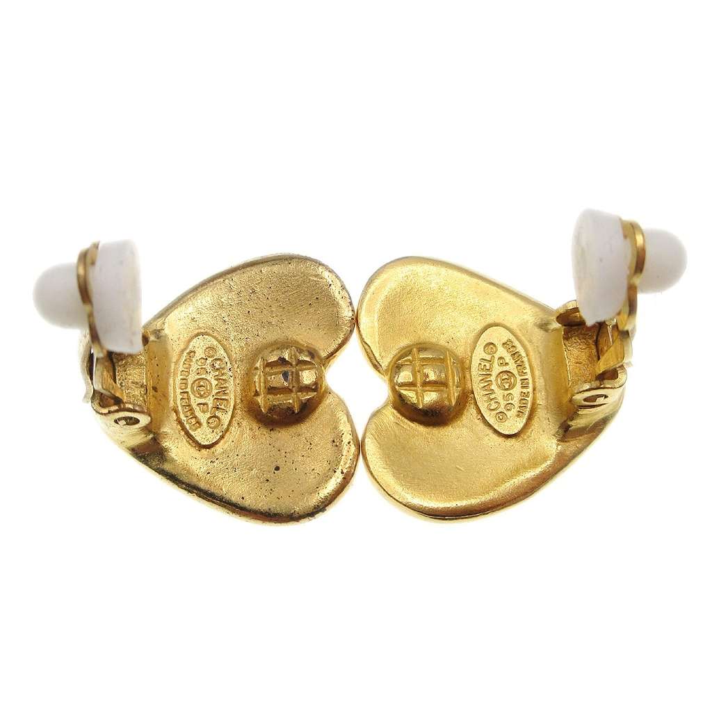 Chanel Vintage CC Heart Clip-On Earrings Gold Good condition - Model View