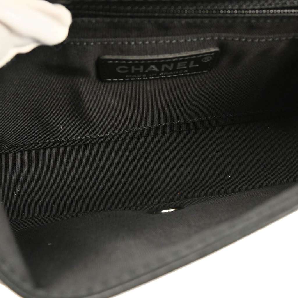 Chanel Embossed Braid CC Chain Flap Black Leather Good condition - Model View