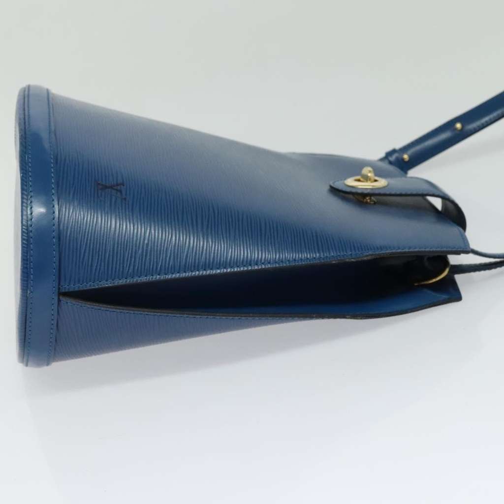 Louis Vuitton Cluny Shoulder Bag Blue Leather Good condition - Model View