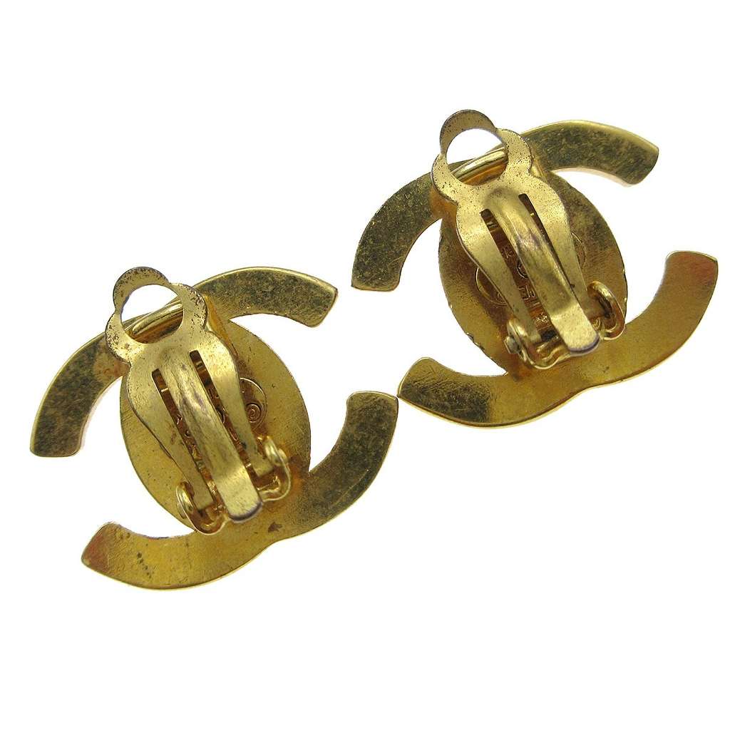 Chanel CC Turnlock Clip-On Earrings Gold Good condition - Model View