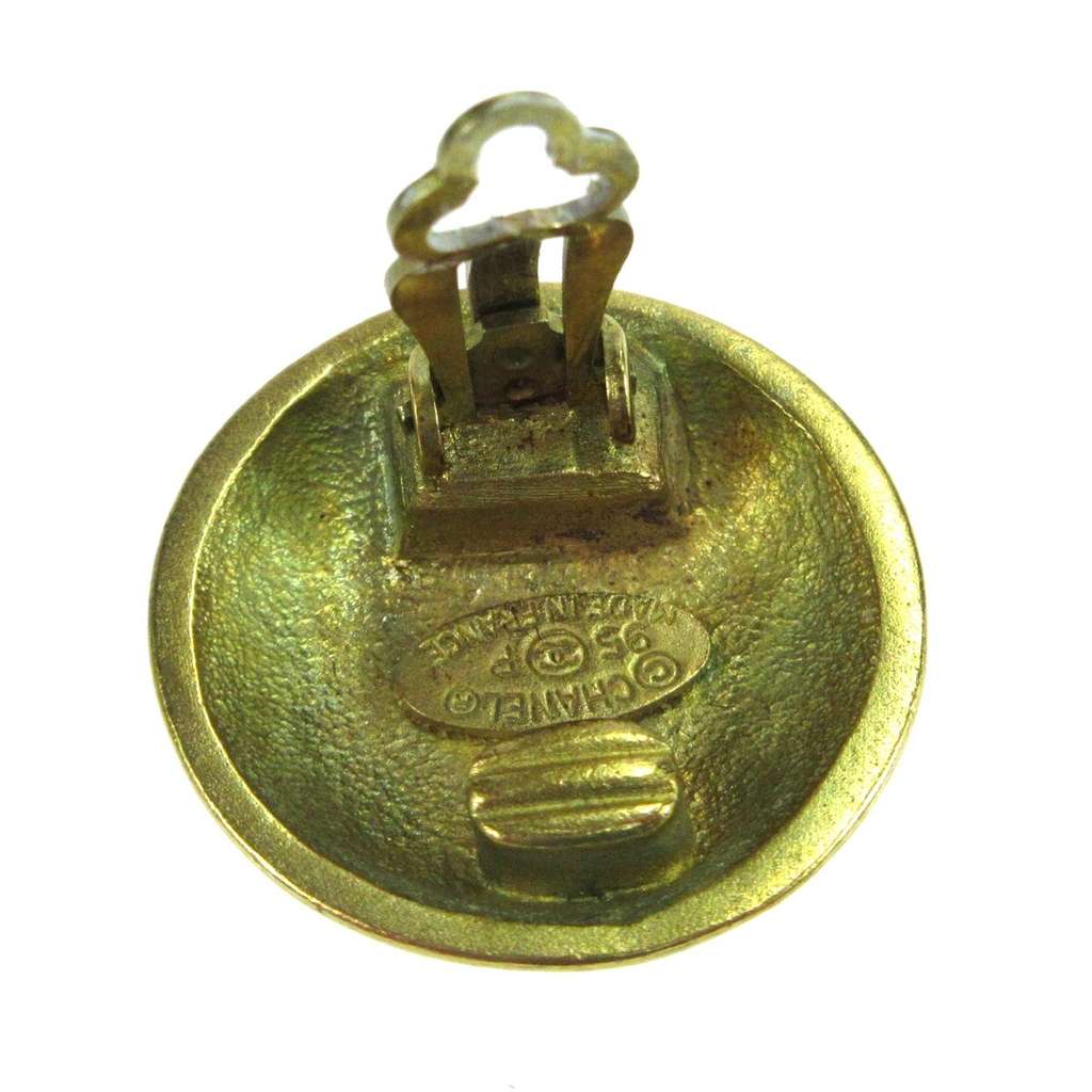 Chanel CC Button Clip-On Earrings Gold Good condition - Model View