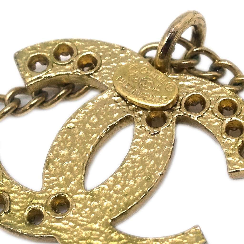 Chanel CC Pendant Necklace Gold Good condition - Model View