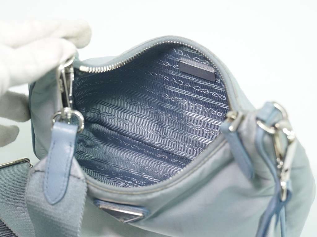 Prada Re-Edition 2005 Shoulder Bag Blue Good condition - Model View