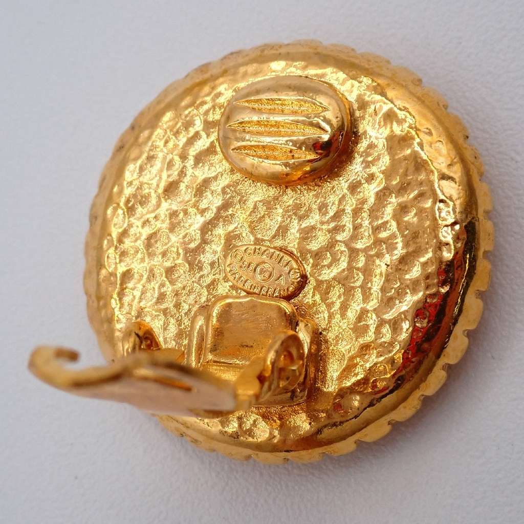 Chanel Vintage CC Round Button Clip-On Earrings Gold Good condition - Box View