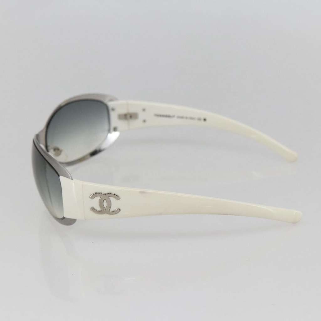 Chanel Logo CC Sunglasses White Metal Good condition - Model View