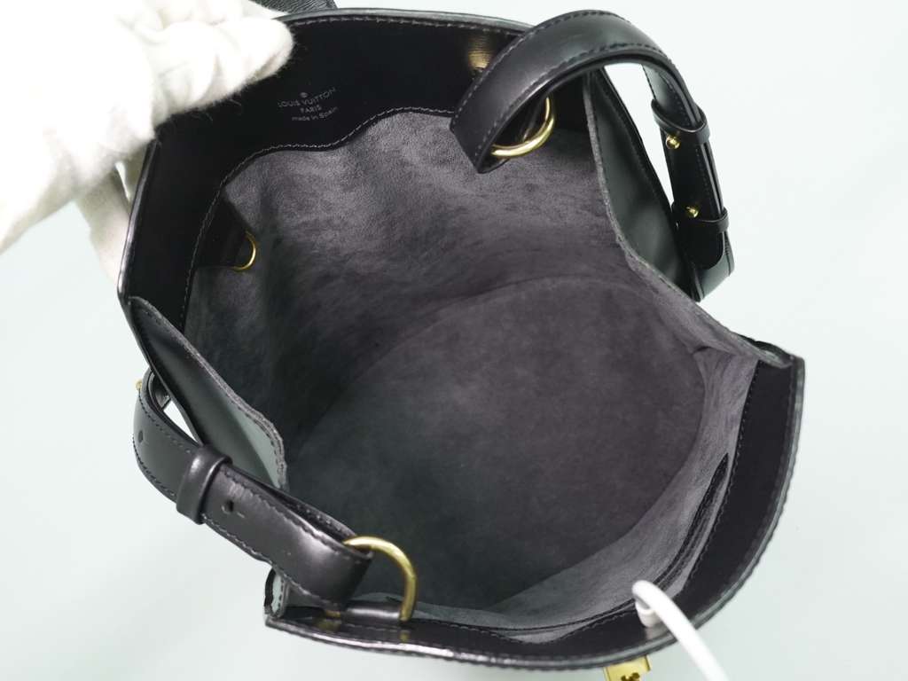 Louis Vuitton Cluny Shoulder Bag Black Leather Good condition - Model View