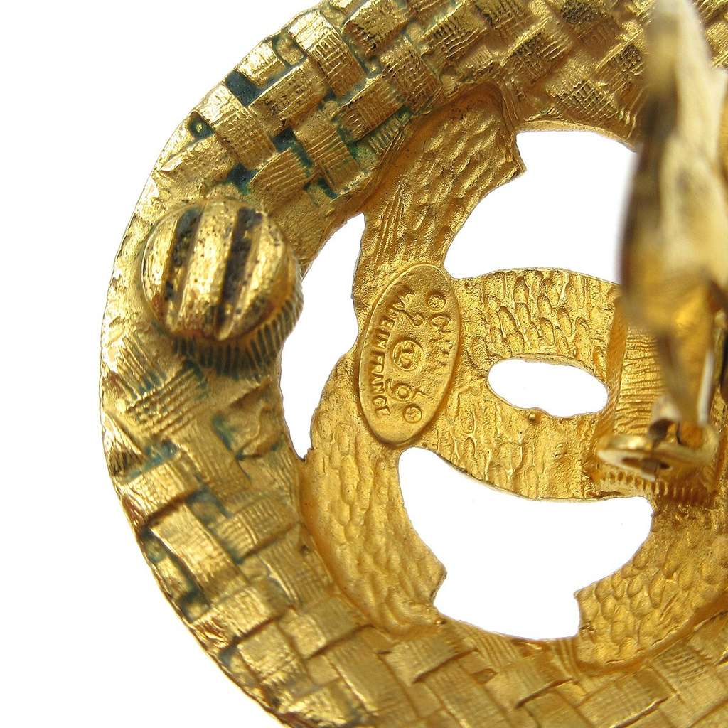 Chanel Vintage CC Round Cutout Clip-On Earrings Gold Good condition - Model View