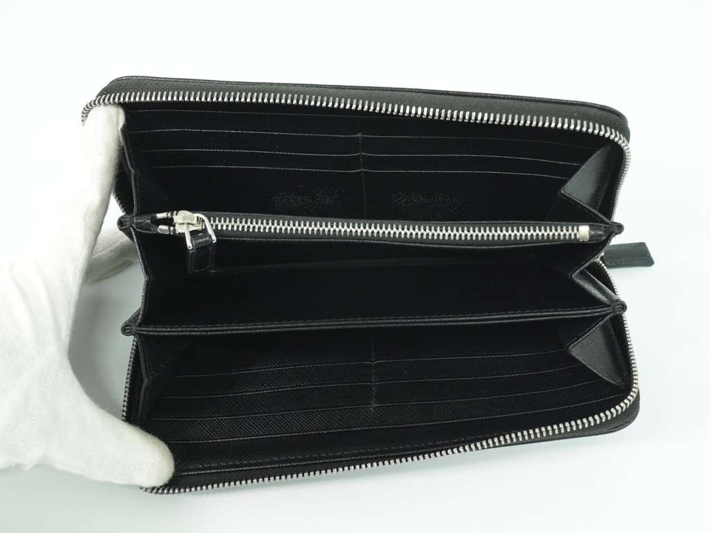Prada Saffiano Wallet Black Leather Good condition - Model View