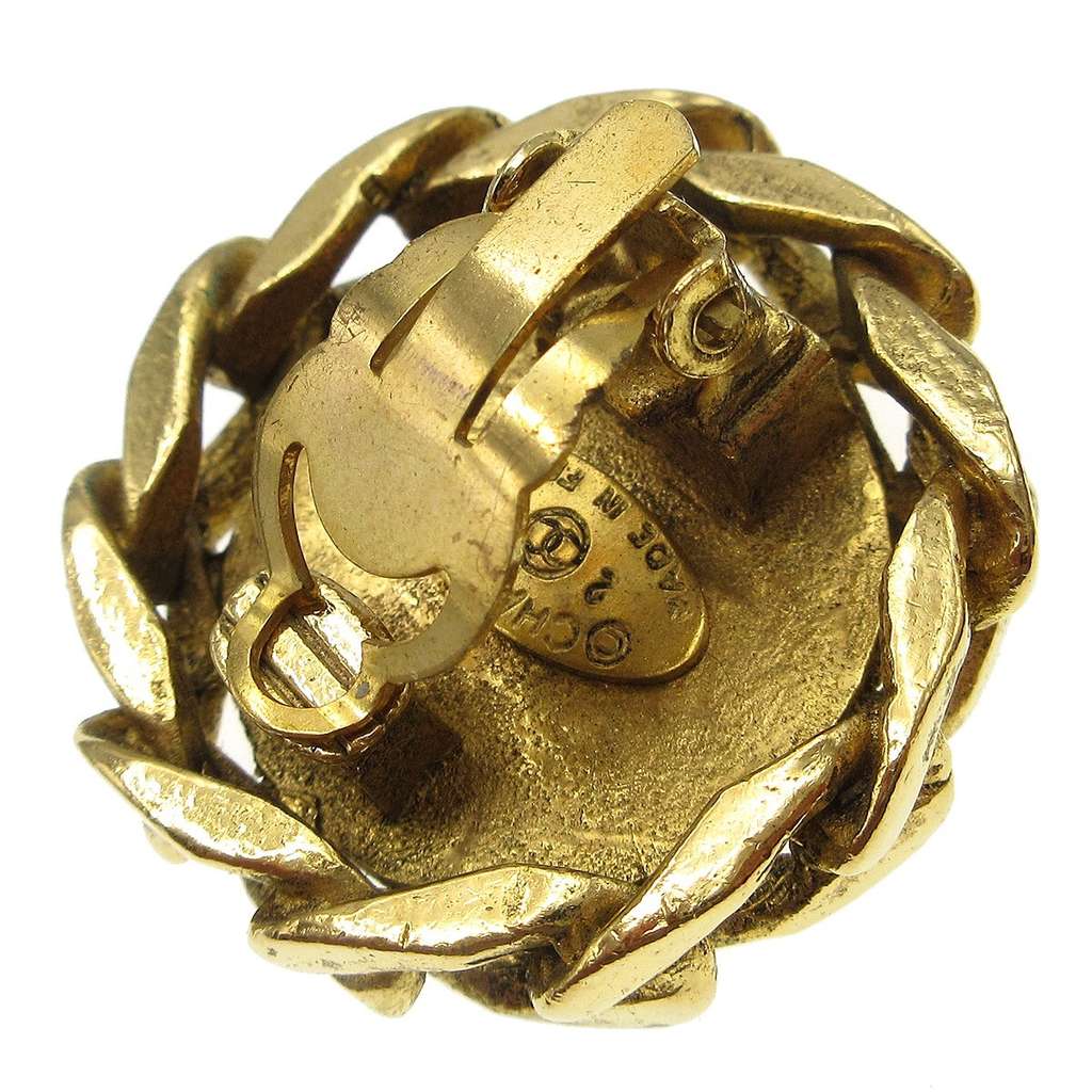 Chanel Vintage CC Round Clip-On Earrings Gold Good condition - Model View