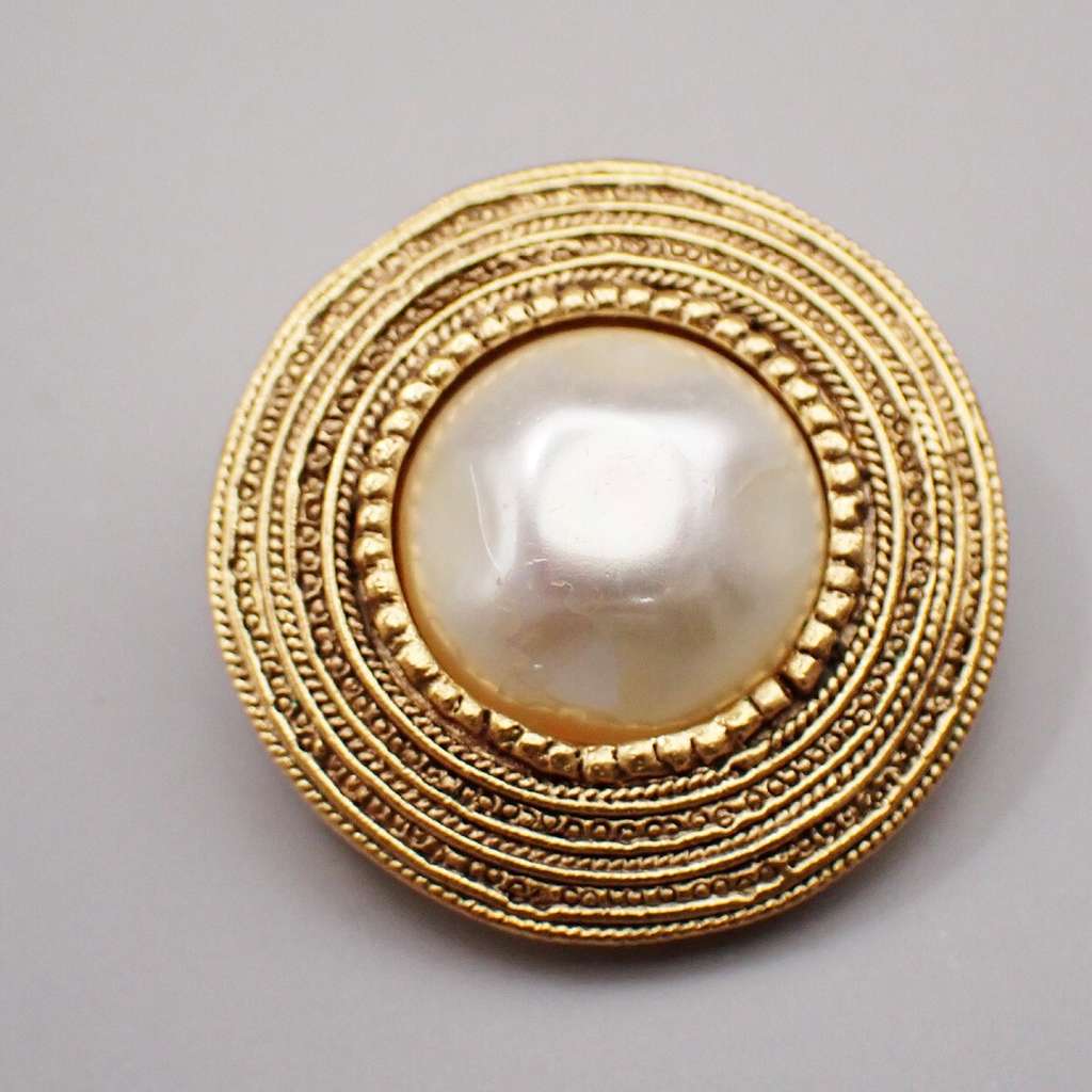 Chanel Vintage Round Clip-On Earrings Gold Good condition - Model View