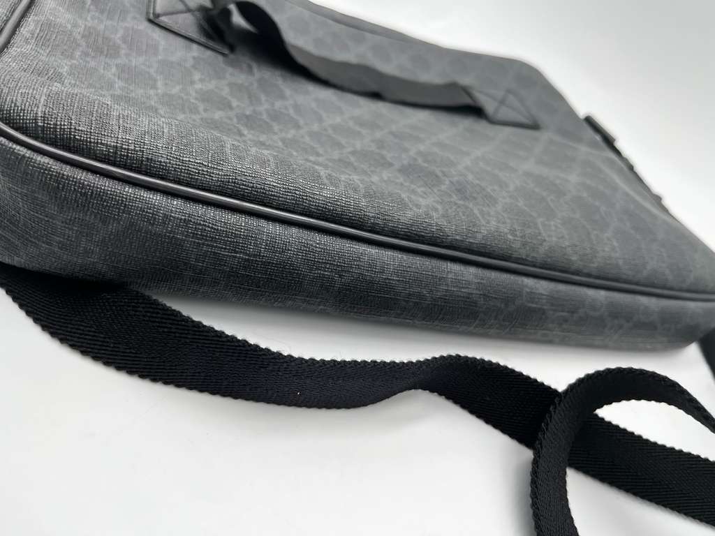 Gucci GG Supreme Shoulder Bag Black Leather Good condition - Model View