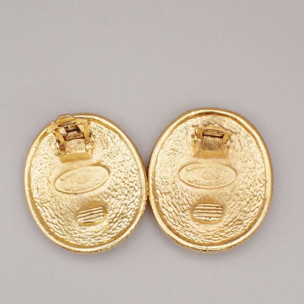 Chanel clips bouton ovale ange logo Gold Good condition - Inside View