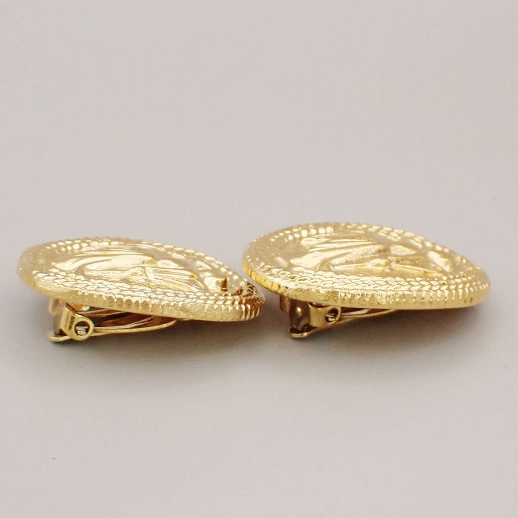 Chanel clips bouton ovale ange logo Gold Good condition - Model View