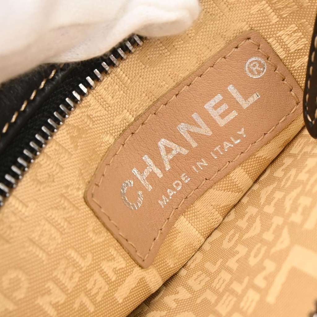 Chanel Surpique Clutch Black Good condition - Model View