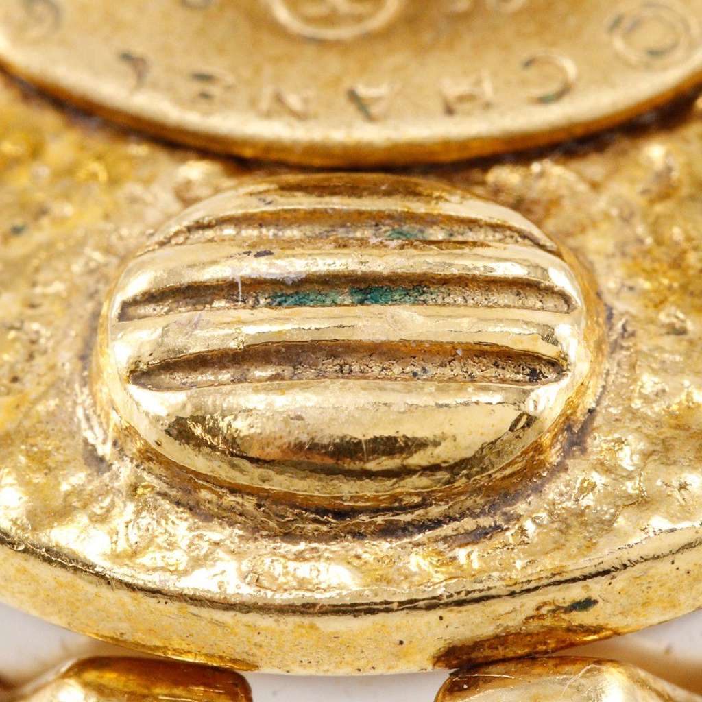 Chanel Vintage CC Earrings Gold Good condition - Model View