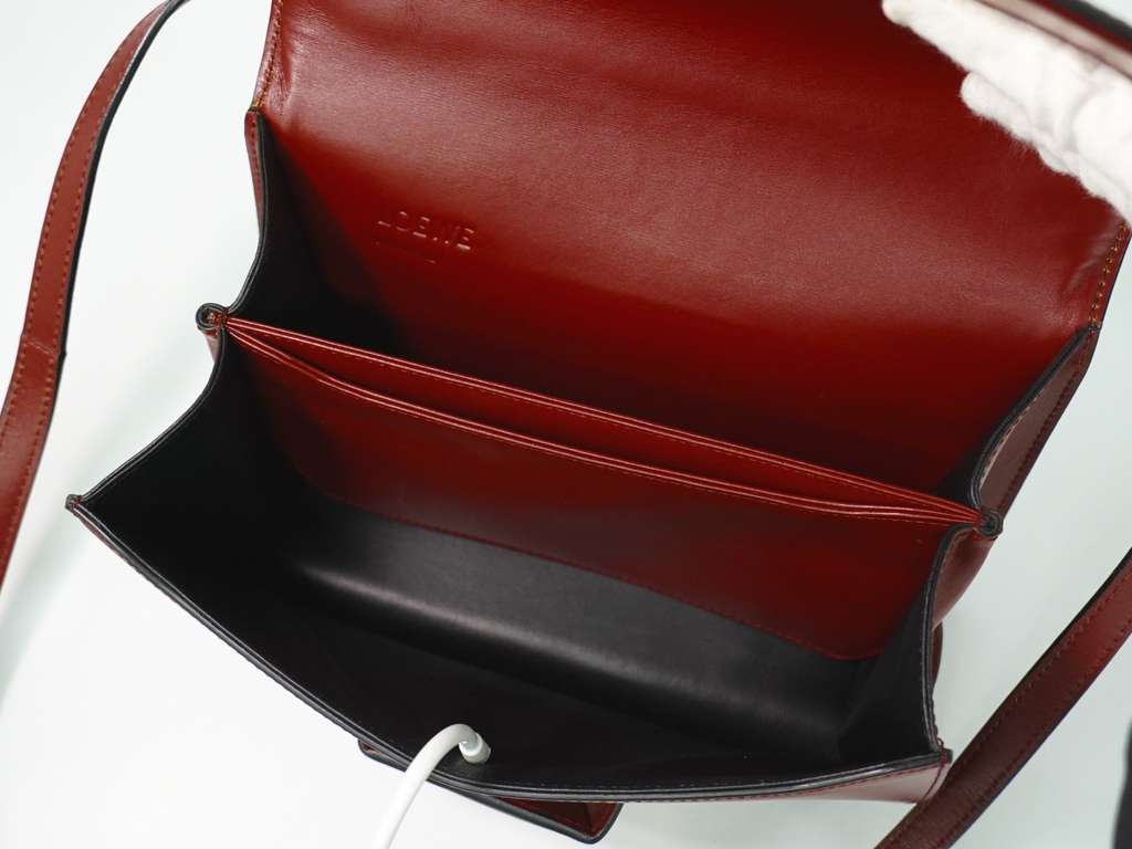 Loewe Barcelona Shoulder Bag Burgundy Leather Good condition - Model View