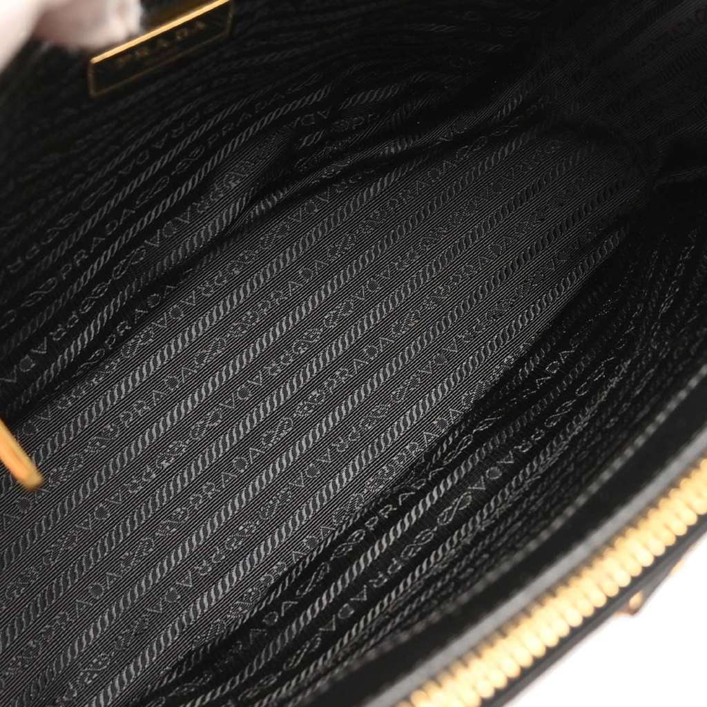 Prada Galleria Double Zip Tote Black Leather Good condition - Model View