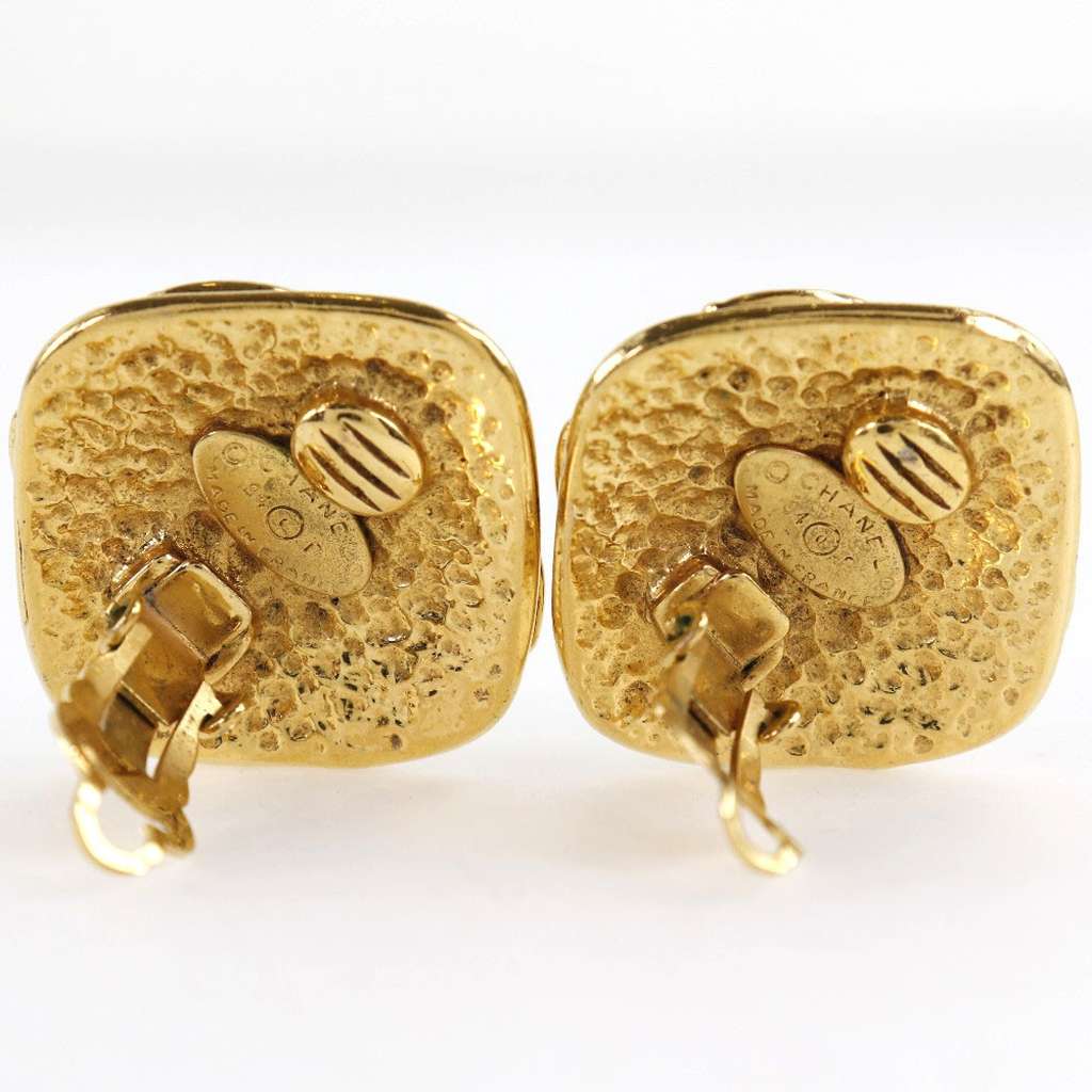 Chanel Vintage CC Clip-On Earrings Gold Good condition - Model View