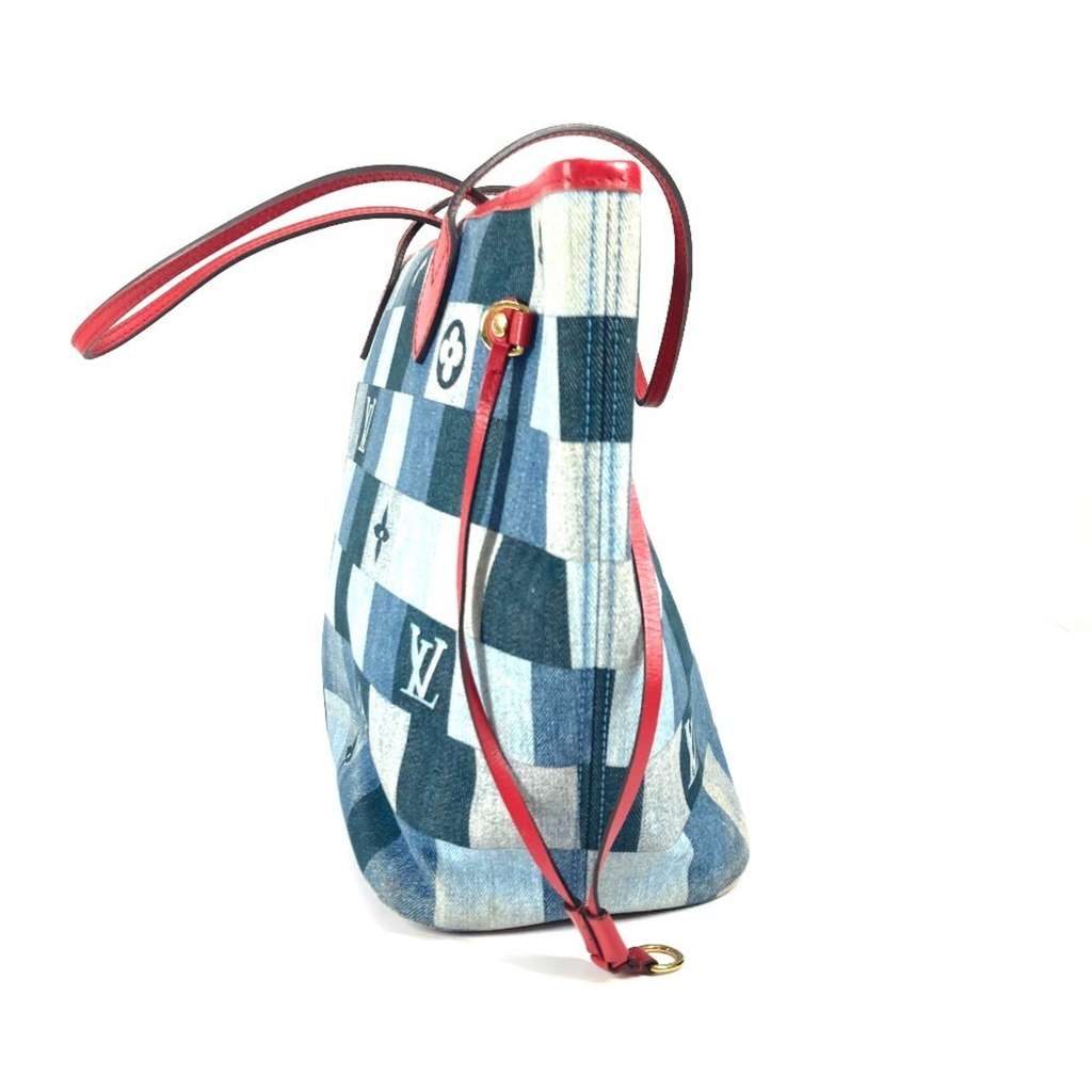 Louis Vuitton Neverfull Tote Blue Good condition - Model View