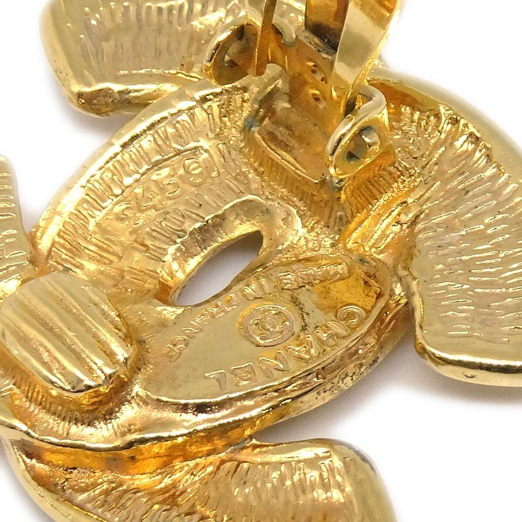 Chanel CC Clip-On Earrings Gold Good condition - Model View