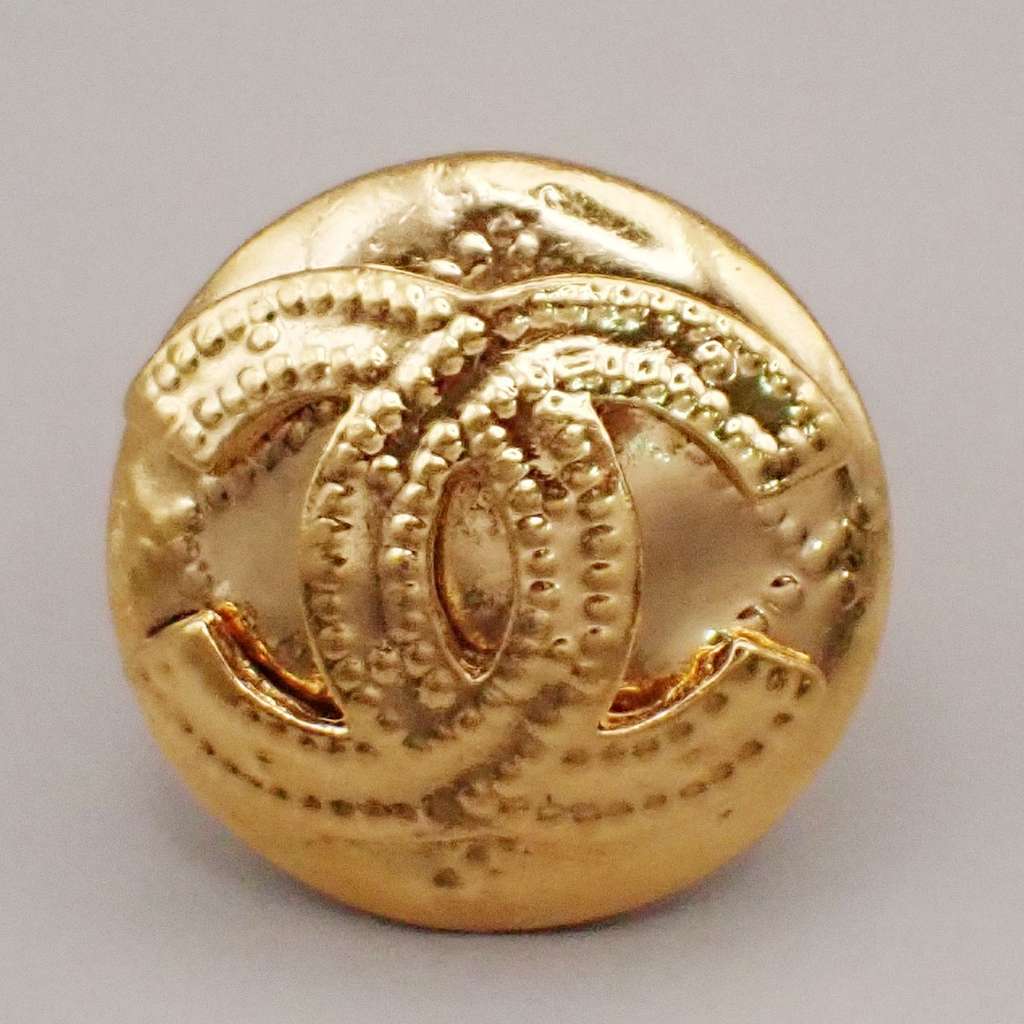 Chanel Vintage Round CC Clip-On Earrings Gold Good condition - Model View