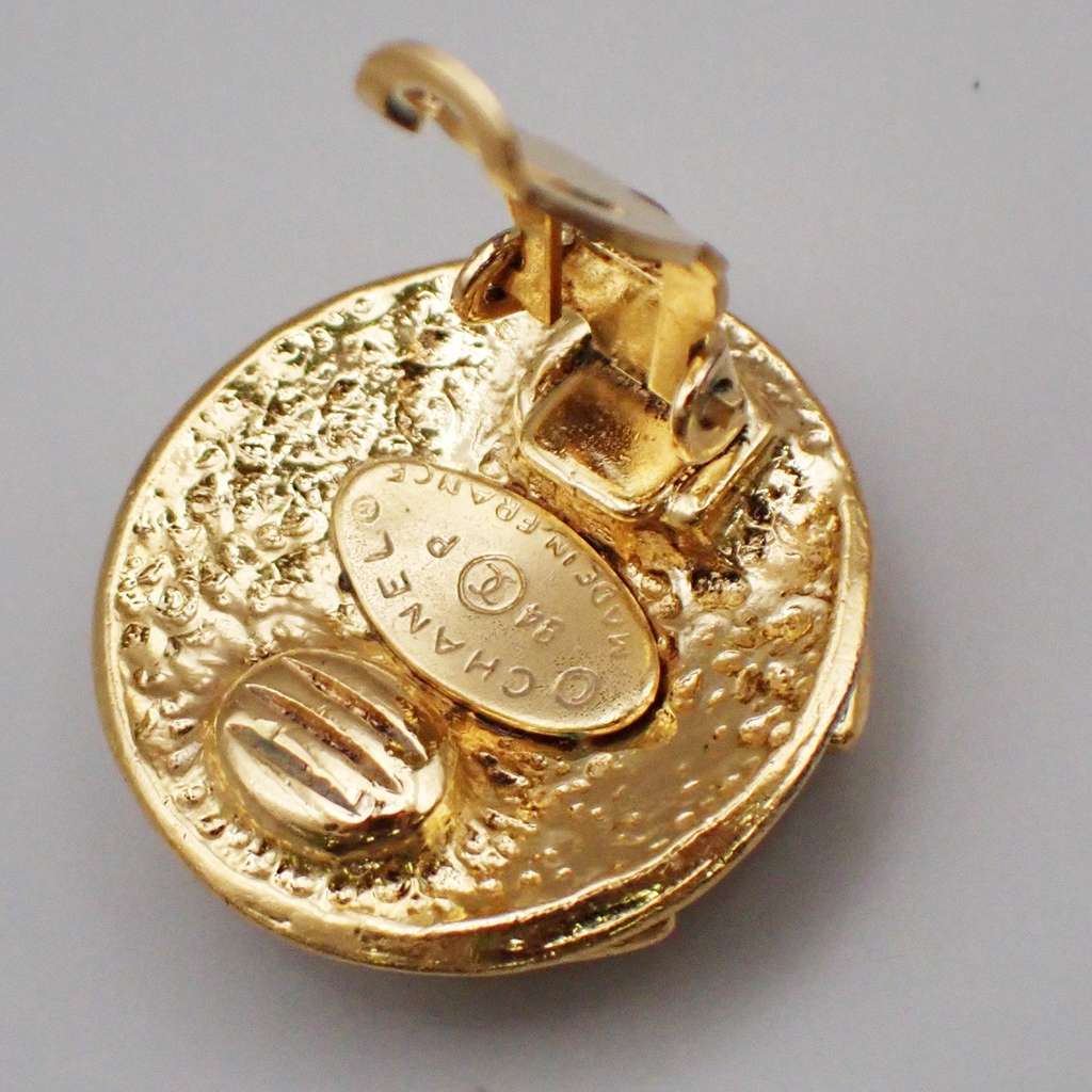 Chanel Vintage Round CC Clip-On Earrings Gold Good condition - Box View